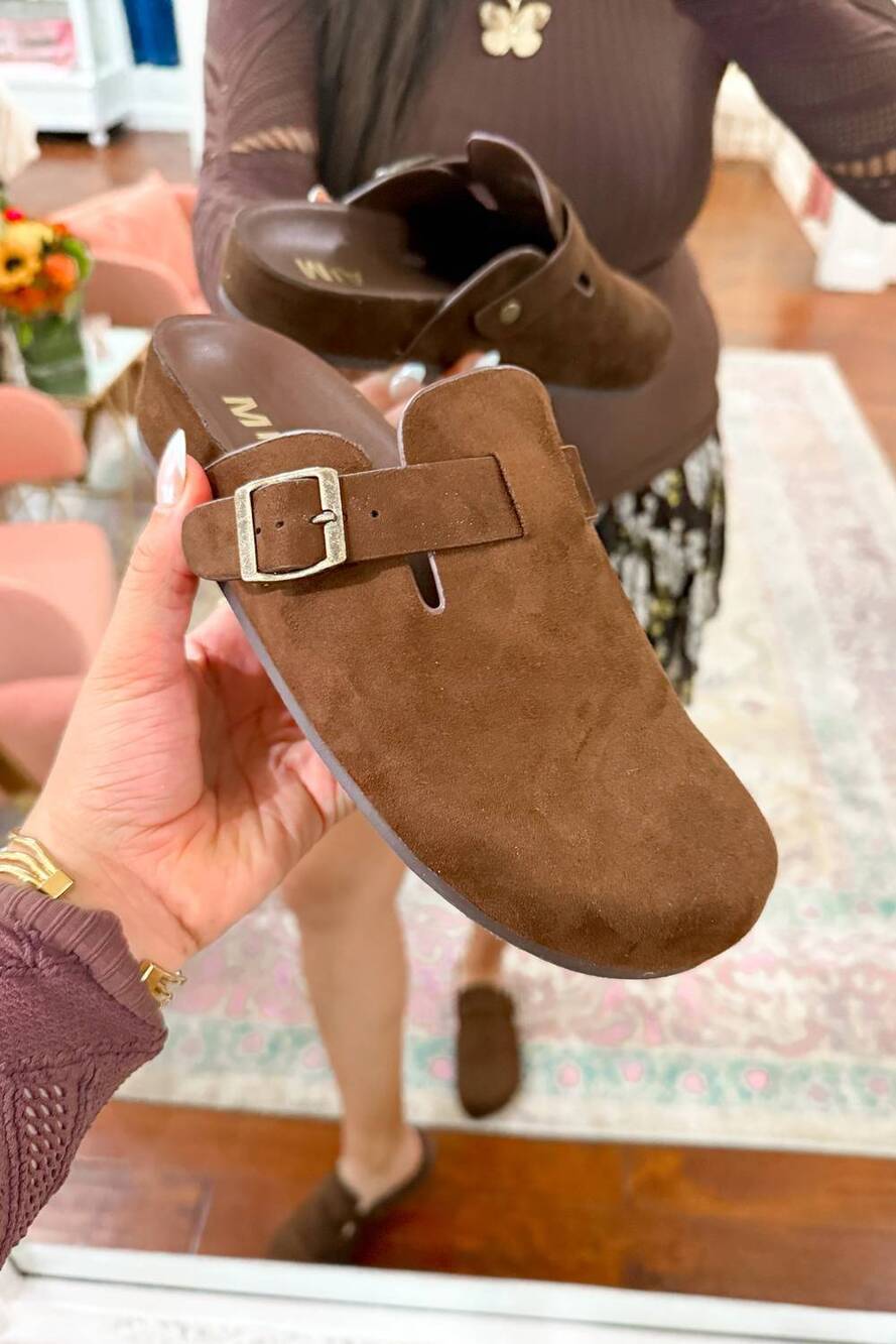 NEW MIA SHOES women's the parker clogs in chocolate